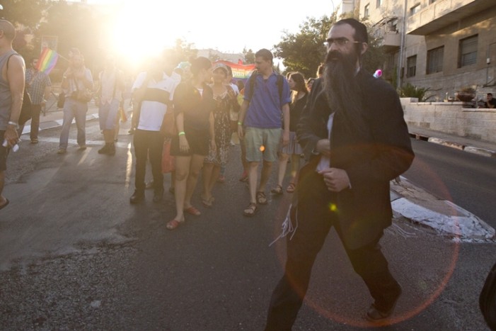 Φανατικός Εβραίος μαχαιρώνει έξι άτομα στο Gay Pride Parade στην Ιερουσαλήμ.