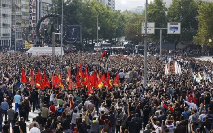 Χιλιάδες διαδηλωτές στην Άγκυρα για να τιμήσουν τα θύματα της διπλής έκρηξης