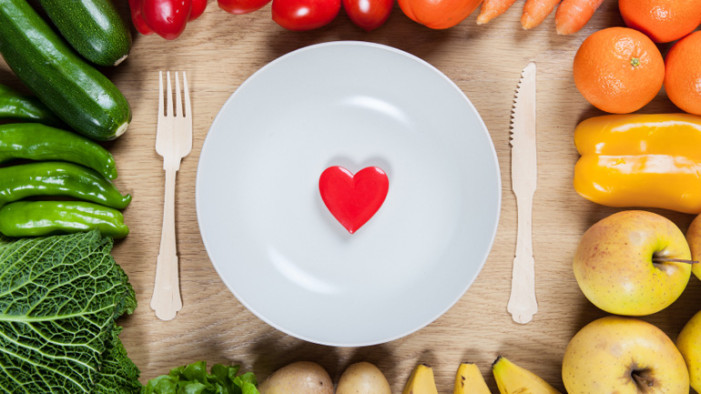Είστε άνω των 50; Ποια τρόφιμα να περιορίσετε για να μη σας «προδώσει» η καρδιά σας
