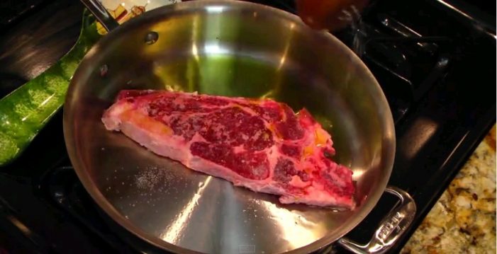 Πώς να μαγειρέψετε μια μπριζόλα χωρίς να την ξεπαγώσετε (Video)