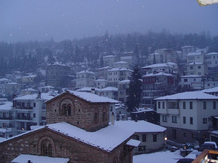 Σούρουπο στην Καστοριά με πυκνή χιονόπτωση