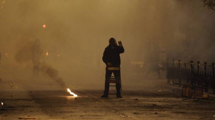 Συνελήφθη ο νεαρός που έκαψε την ελληνική σημαία έξω από το Πολυτεχνείο
