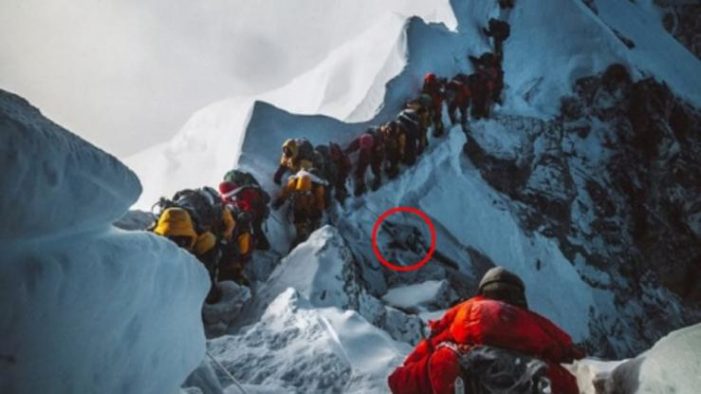 Έβερεστ: Δεκάδες ορειβάτες προσπερνούν πτώμα για να φτάσουν στην κορυφή του (Photos)