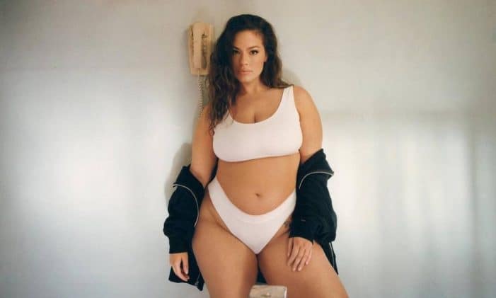 Άσλεϊ Γκράχαμ: Ποζάρει γυμνή στον φακό και παροτρύνει τις γυναίκες να αγαπούν το σώμα τους (Photos)