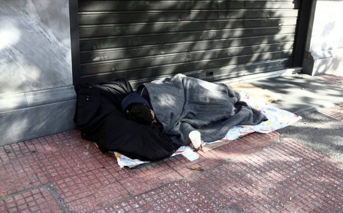 ΙΑΝΟΣ: Μπαράζ αντιδράσεων μετά από διαρροή e-mail – «Πλύναμε τη μοκέτα για να μην κοιμούνται οι άστεγοι απ’ έξω»