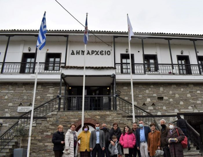 Υψώθηκε στο Δημαρχείο Καστοριάς η σημαία για τα 100 χρόνια από την Μικρασιατική Καταστροφή