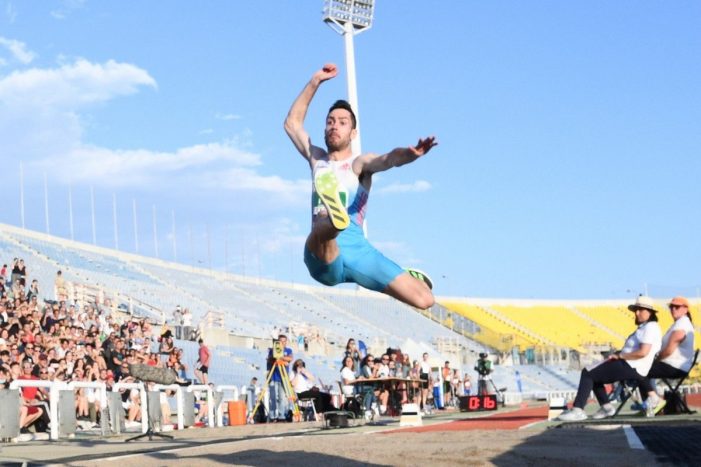 Πανελλήνιο στίβου: Αέρας ο Μίλτος Τεντόγλου, προσγειώθηκε στα 8.32 και κατέκτησε με άνεση το χρυσό