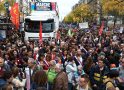 Γαλλία: Στους δρόμους χιλιάδες πολίτες λόγω των ελλείψεων στα καύσιμα