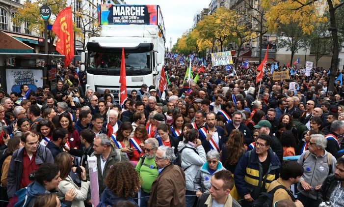 Γαλλία: Στους δρόμους χιλιάδες πολίτες λόγω των ελλείψεων στα καύσιμα