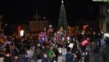 Λαμπερή η εκδήλωση για τη φωταγώγηση του Χριστουγεννιάτικου Δέντρου στην Ομόνοια