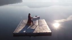 Η πιανίστρια στη μέση της λίμνης!