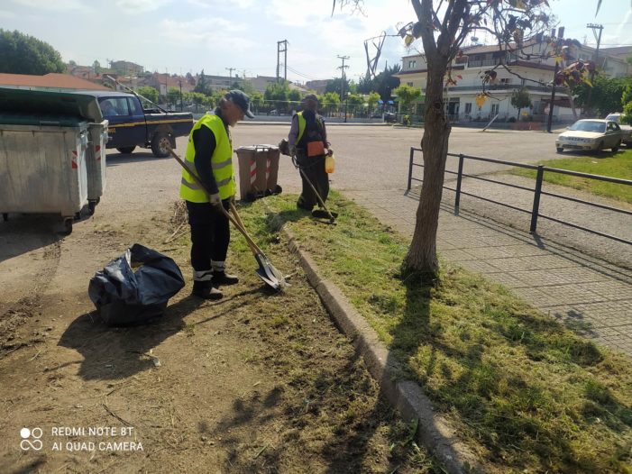Εντατική η προσπάθεια των συνεργείων του Δήμου Καστοριάς για την κοπή των χόρτων σε κοινόχρηστους χώρους