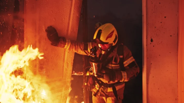 Θεσσαλονίκη: Ανήλικη έκαψε ολοσχερώς το σπίτι φίλης της επειδή… κοιμήθηκε με τον σύντροφό της
