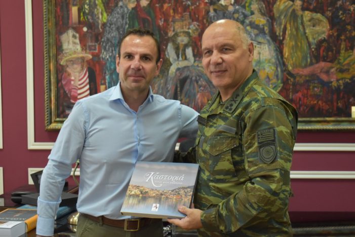 Εθιμοτυπική επίσκεψη του Διοικητή της 1ης Στρατιάς στον Δήμαρχο Καστοριάς