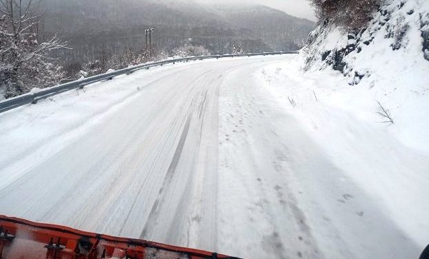 Αποχιονισμός από το ανθρώπινο δυναμικό και τα μηχανήματα του Αμαξοστασίου της Π.Ε. Καστοριάς (από Κυριακή 12 έως & Τρίτη 14 Ιανουαρίου)