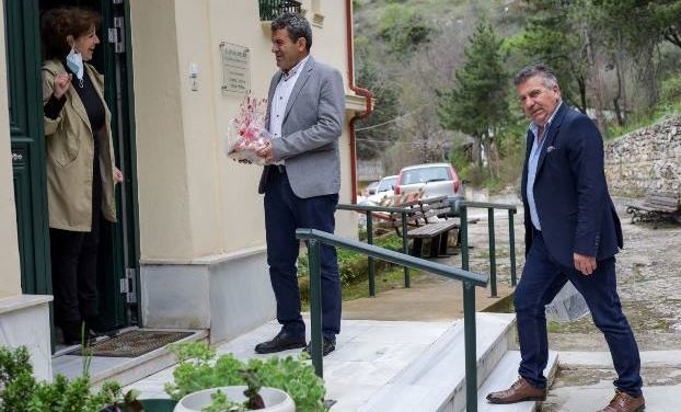 Ευχές σε Γηροκομείο, ΚΑΠΗ και Λαϊκή Αγορά από τον Αντιπεριφερειάρχη Καστοριάς και τον Θ. Αντιπεριφερειάρχη