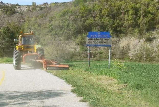 Κοπή χόρτων στον δρόμο για Ομορφοκκλησιά από την ΠΕ Καστοριάς