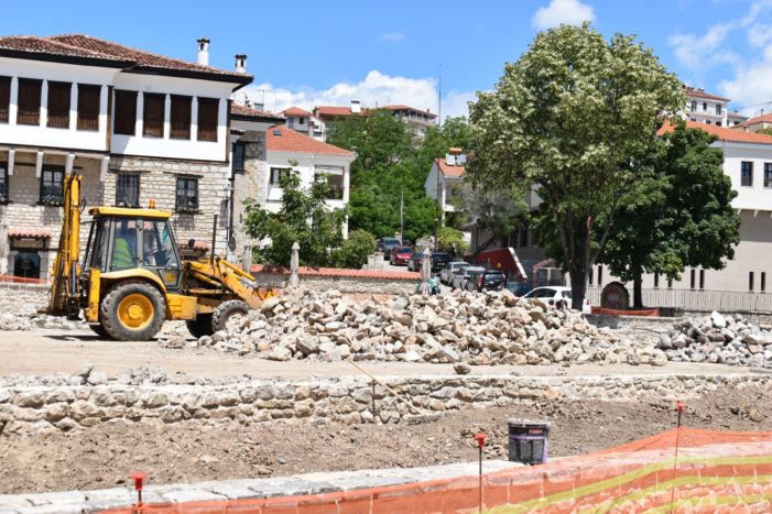 Αυτοψία του Δημάρχου Γιάννη Κορεντσίδη στα έργα εξωραϊσμού των Πλατειών του Δήμου Καστοριάς