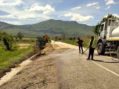 Καθαρισμός τεχνικού και ερείσματος στη διασταύρωση Σταυροποτάμου – Φωτεινής, από την ΠΕ Καστοριάς