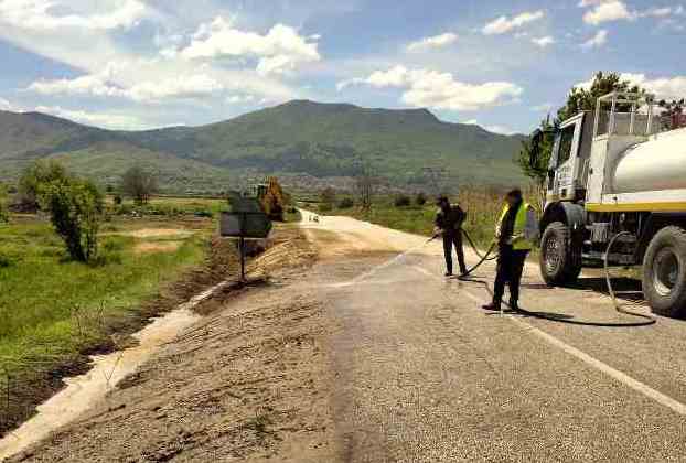 Καθαρισμός τεχνικού και ερείσματος στη διασταύρωση Σταυροποτάμου – Φωτεινής, από την ΠΕ Καστοριάς