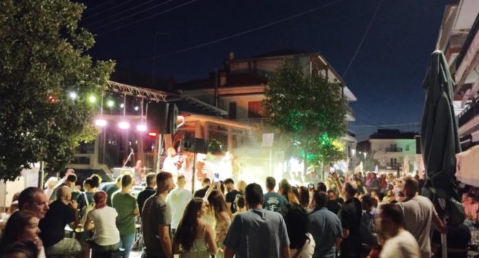 Άργος Ορεστικό: Μαγική βραδιά με τις «ΚΟΥΠΕΣ» Πλημμύρισε ο πεζόδρομος από κόσμο