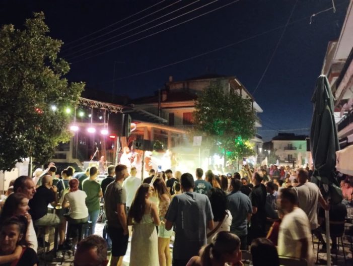 Άργος Ορεστικό: Μαγική βραδιά με τις «ΚΟΥΠΕΣ» Πλημμύρισε ο πεζόδρομος από κόσμο
