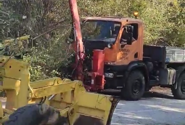 Κοπή κλαδιών και διαμόρφωση τάφρων στον δρόμο προς Κρύα Νερά
