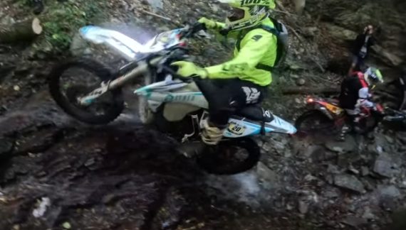 Στιγμές δράσης από τον 1ο Πανελλήνιο Αγώνα Extreme Enduro στην Καστοριά!