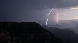 Καιρός: Έντονα φθινοπωρινό σκηνικό με βροχές, καταιγίδες και πτώση θερμοκρασίας