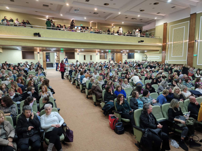 Κατάμεστο το Πολιτιστικό Κέντρο Άργους Ορεστικού στη θεατρική παράσταση του Σαββάτου – Συνεχίζονται οι εκδηλώσεις