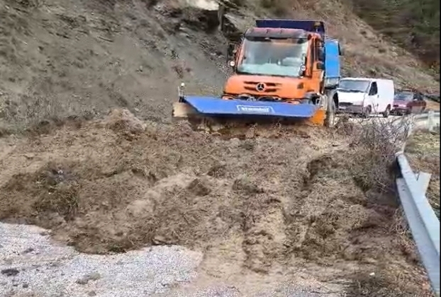 Συνεχίζονται οι παρεμβάσεις της Π.Ε. Καστοριάς στο οδικό δίκτυο