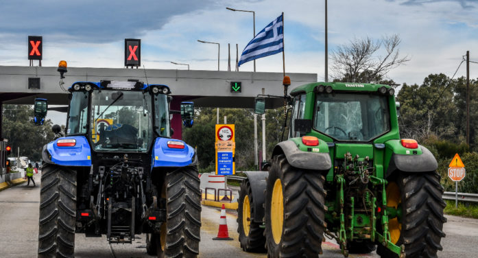 Χριστούγεννα με μπλόκα στους δρόμους – Επιμένουν οι αγρότες, κανονικά οι μετακινήσεις των εκδρομέων