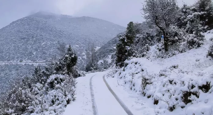 Στα λευκά η Καστοριά και το Άργος Ορεστικό – Ισχυρή χιονόπτωση στις γύρω περιοχές