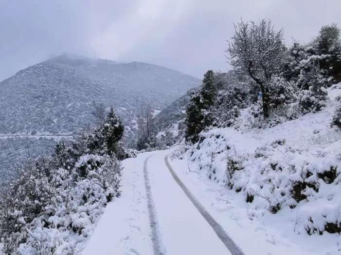 Στα λευκά η Καστοριά και το Άργος Ορεστικό – Ισχυρή χιονόπτωση στις γύρω περιοχές
