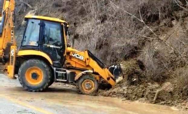 Εργασίες καθαρισμού και άρσης καταπτώσεων σε Γλυκονέρι, Περιβόλι και Τοιχιό από την Π.Ε. Καστοριάς
