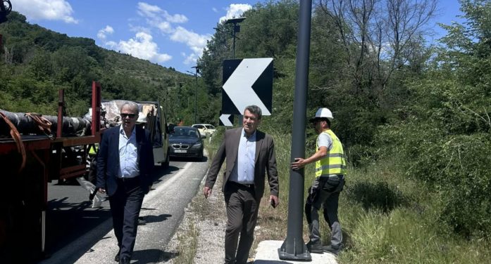 Ολοκληρώνεται η εγκατάσταση των εξήντα πέντε «έξυπνων» αυτόνομων φωτιστικών LED στην είσοδο της Καστοριάς