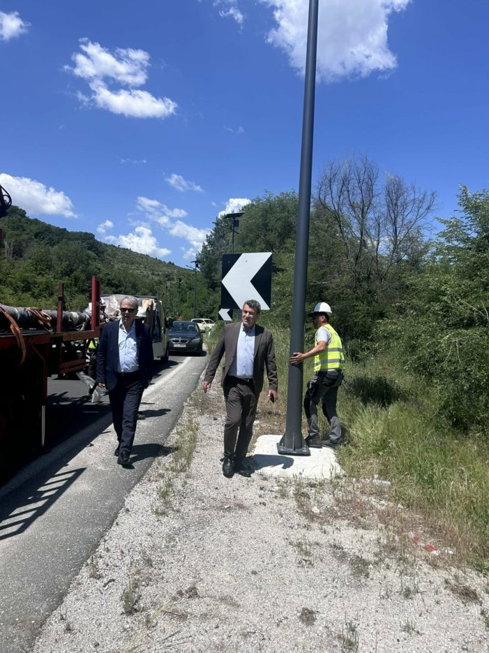 Ολοκληρώνεται η εγκατάσταση των εξήντα πέντε «έξυπνων» αυτόνομων φωτιστικών LED στην είσοδο της Καστοριάς Ολοκληρώνεται η εγκατάσταση των εξήντα πέντε «έξυπνων» αυτόνομων φωτιστικών LED στην είσοδο της Καστοριάς