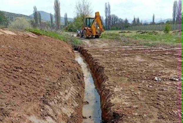 Καθαρισμός τεχνικών σε Μελισσότοπο και τάφρων απορροής σε Κορομηλιά από το Τμήμα Αμαξοστασίου της Π.Ε. Καστοριάς