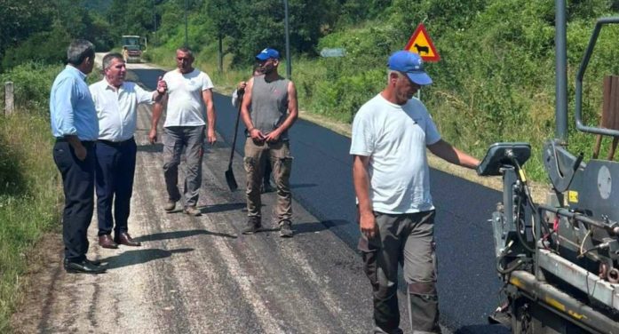 Αυτοψία στις εργασίες ασφαλτόστρωσης του οδικού άξονα Άργους Ορεστικού – Νίκης, από τους Αντιπεριφερειάρχες κ. Σαββόπουλο και κ. Χαρούμενο