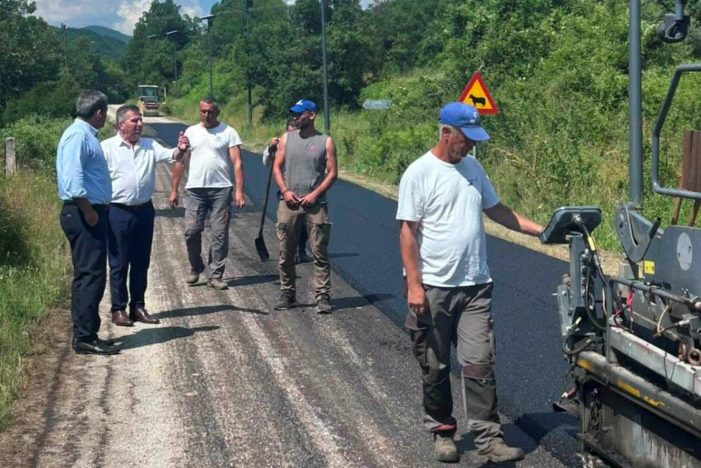Αυτοψία στις εργασίες ασφαλτόστρωσης του οδικού άξονα Άργους Ορεστικού – Νίκης, από τους Αντιπεριφερειάρχες κ. Σαββόπουλο και κ. Χαρούμενο