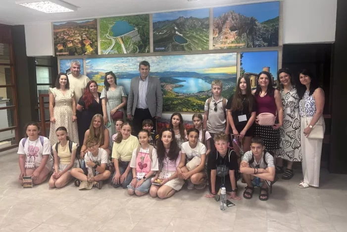 Υποδοχή Πολωνών μαθητών από τον Αντιπεριφερειάρχη Καστοριάς Δημήτρη Σαββόπουλο Υποδοχή Πολωνών μαθητών από τον Αντιπεριφερειάρχη Καστοριάς Δημήτρη Σαββόπουλο