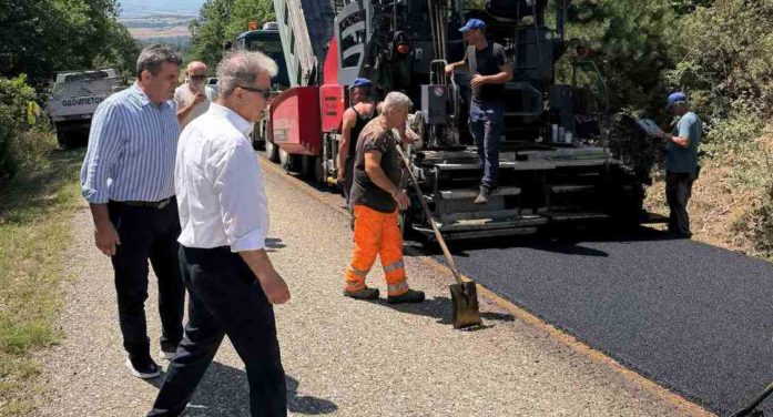 Αυτοψία του Περιφερειάρχη κ. Αμανατίδη και του Αντιπεριφερειάρχη κ. Σαββόπουλου στις εργασίες ασφαλτόστρωσης του οδ. τμ. Αγία Κυριακή – Ιεροπηγή