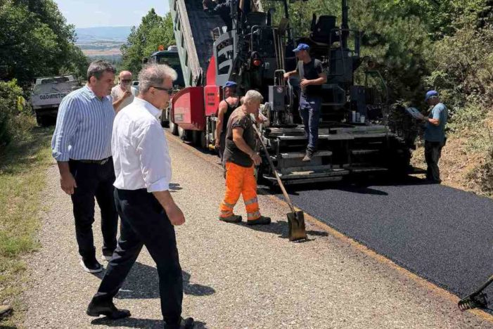 Αυτοψία του Περιφερειάρχη κ. Αμανατίδη και του Αντιπεριφερειάρχη κ. Σαββόπουλου στις εργασίες ασφαλτόστρωσης του οδ. τμ. Αγία Κυριακή – Ιεροπηγή