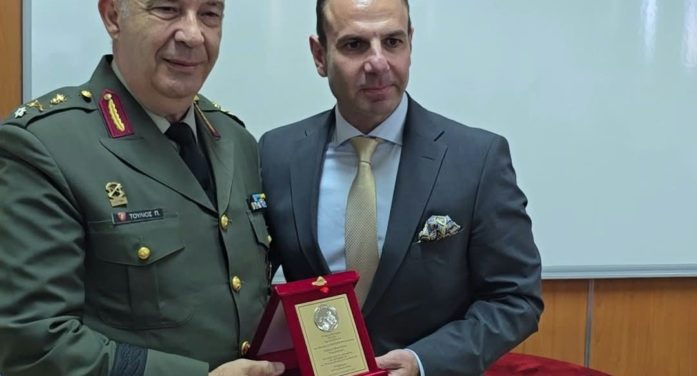 Δήμος Καστοριάς: Σε κλίμα υπερηφάνειας και συγκίνησης η απονομή του Χρυσού Μεταλλίου της Πόλης Καστοριάς στον Αρχηγό ΓΕΣ, Αντιστράτηγο Γεώργιο Κωστίδη