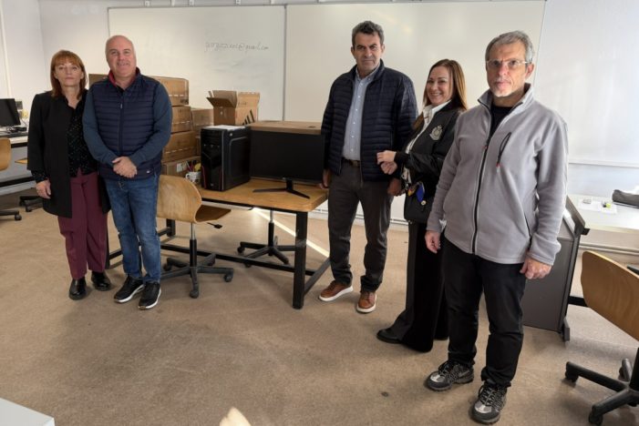 Παράδοση πέντε ηλεκτρονικών υπολογιστών από την Π.Ε. Καστοριάς στο 1ο Πρότυπο Λύκειο Καστοριάς Παράδοση πέντε ηλεκτρονικών υπολογιστών από την Π.Ε. Καστοριάς στο 1ο Πρότυπο Λύκειο Καστοριάς